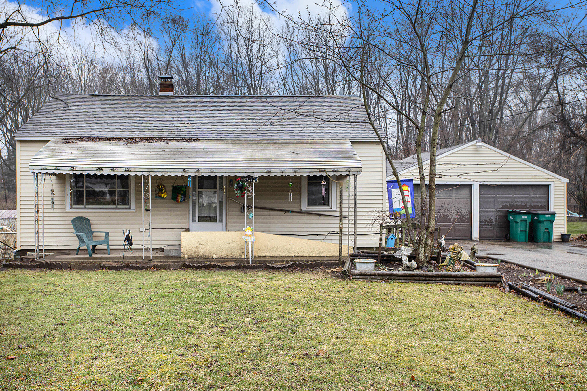 279 Reynolds Road Springfield, MI 49037 - Photo 2 of 21 002_90a1487