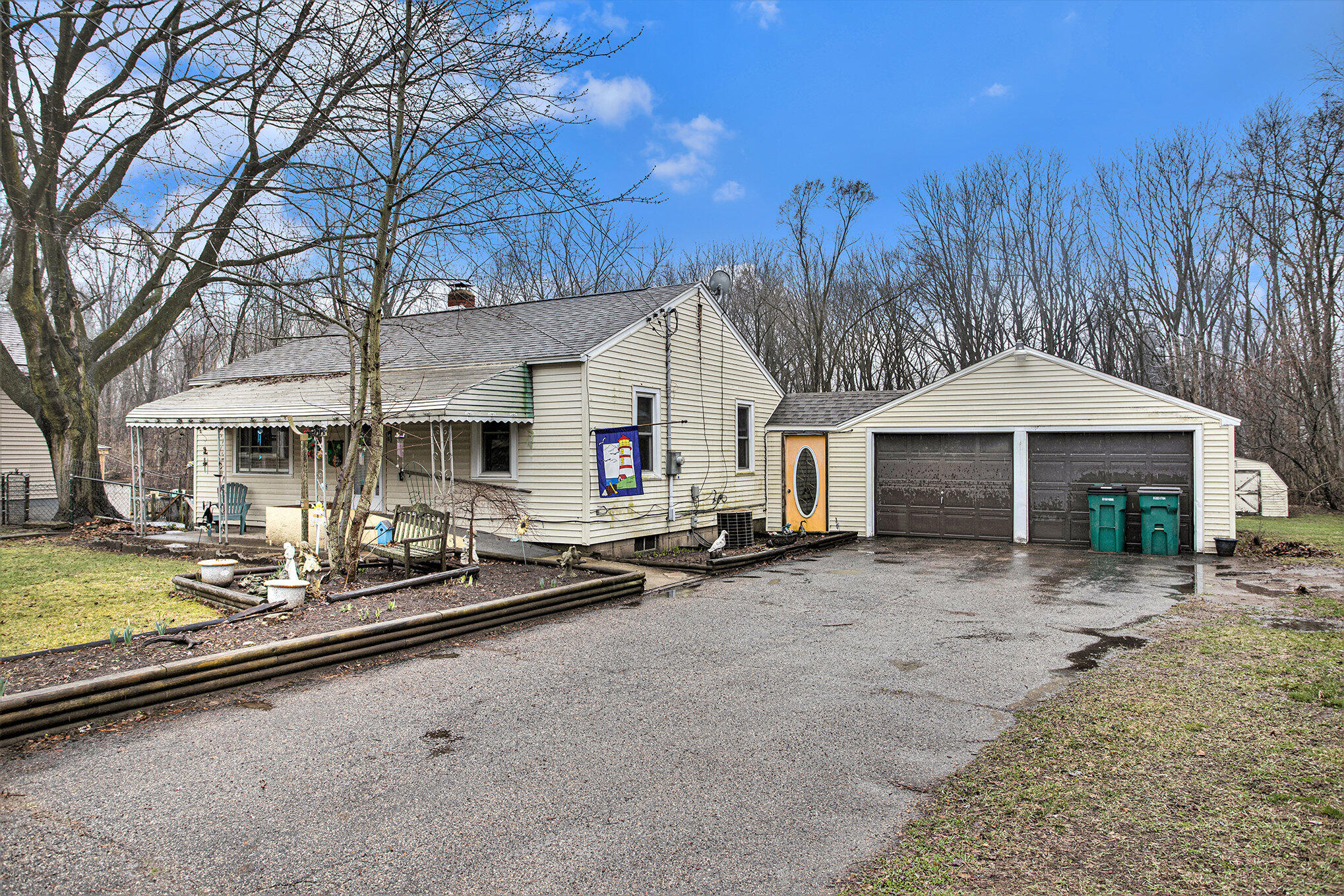 279 Reynolds Road Springfield, MI 49037 - Photo 3 of 21 003_90a1485