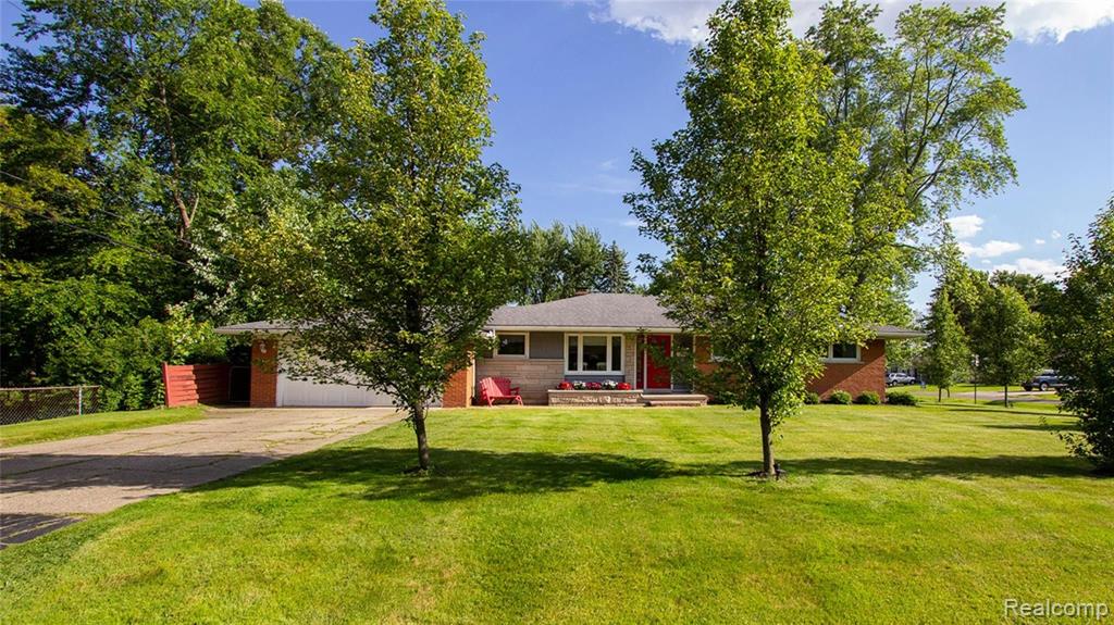 31949 Farmersville Road Farmington Hills, MI 48334 - Photo 1 of 32