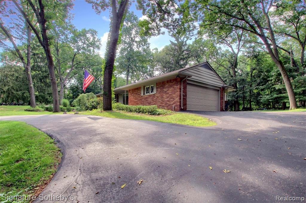 1731 Lone Pine Road Bloomfield Hills, MI 48302 - Photo 3 of 38