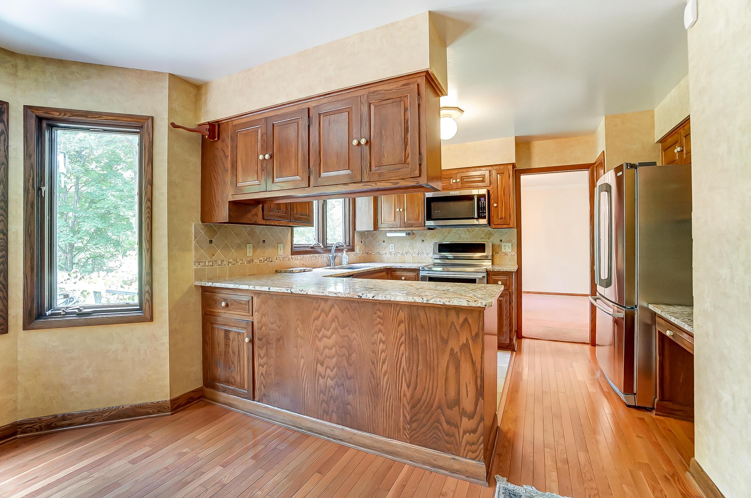1560 Carriage Road Powell, OH 43065 - Photo 7 of 64 Eating Space and Kitchen
