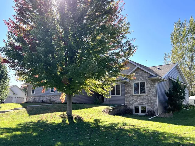 $385,000 | 801 Derek Lane, Viroqua, WI 54665