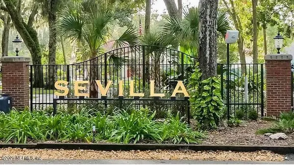 a view of a yard with plants