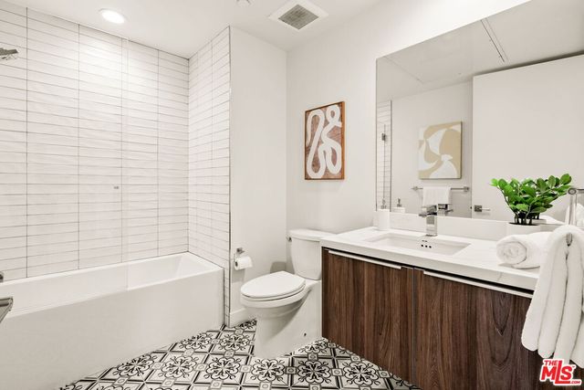 $990,000 | 3981 Moore Street, Unit 302, Los Angeles, CA 90066