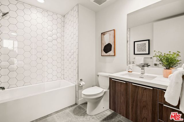 $990,000 | 3981 Moore Street, Unit 302, Los Angeles, CA 90066