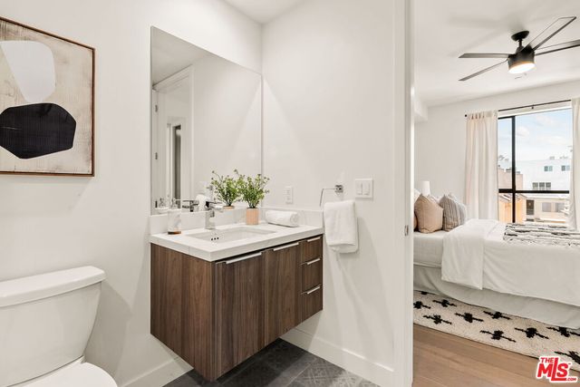 $990,000 | 3981 Moore Street, Unit 302, Los Angeles, CA 90066