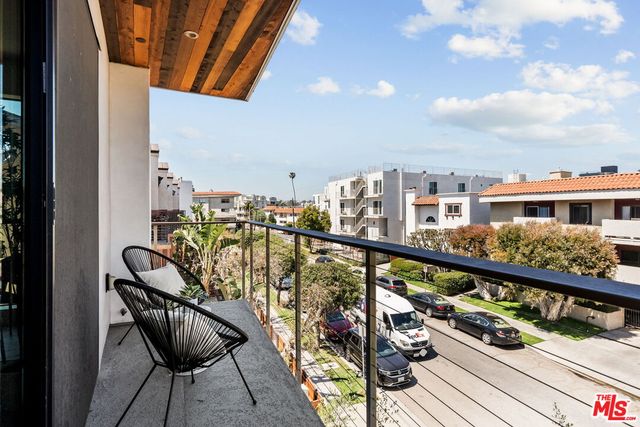 $990,000 | 3981 Moore Street, Unit 302, Los Angeles, CA 90066
