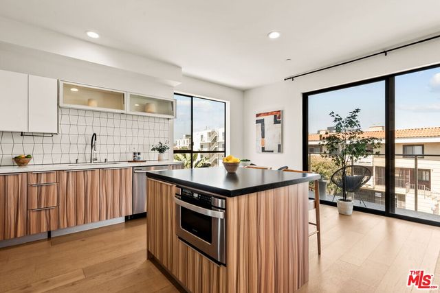 $990,000 | 3981 Moore Street, Unit 302, Los Angeles, CA 90066