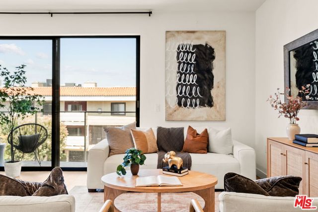 $990,000 | 3981 Moore Street, Unit 302, Los Angeles, CA 90066