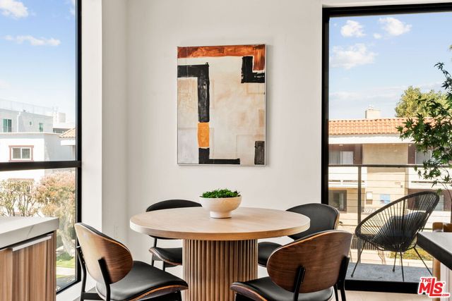 $990,000 | 3981 Moore Street, Unit 302, Los Angeles, CA 90066