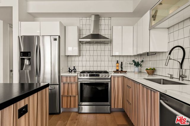 $990,000 | 3981 Moore Street, Unit 302, Los Angeles, CA 90066