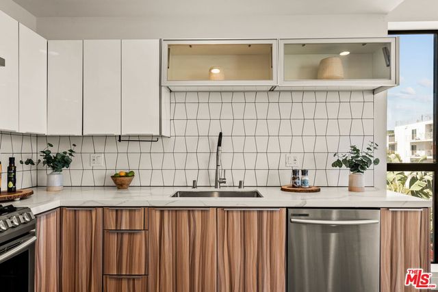 $990,000 | 3981 Moore Street, Unit 302, Los Angeles, CA 90066