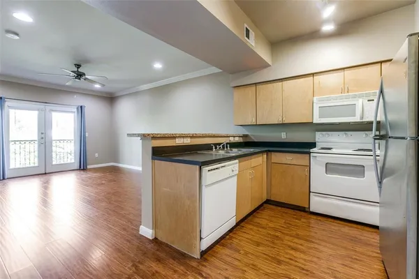 $1,400 | 3102 Kings Road, Unit 2207, Dallas, TX 75219