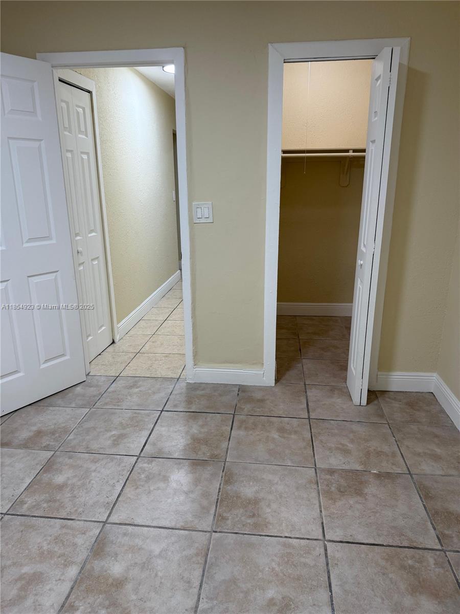 2310 West 60th Street, Unit 9G Hialeah, FL 33016 - Photo 8 of 15 an empty room with a mirror and a sink