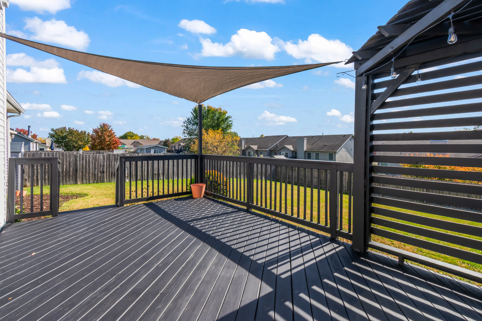 1914 Cobblestone Washington, IL 61571 - Photo 33 of 33 a view of a balcony with wooden floor
