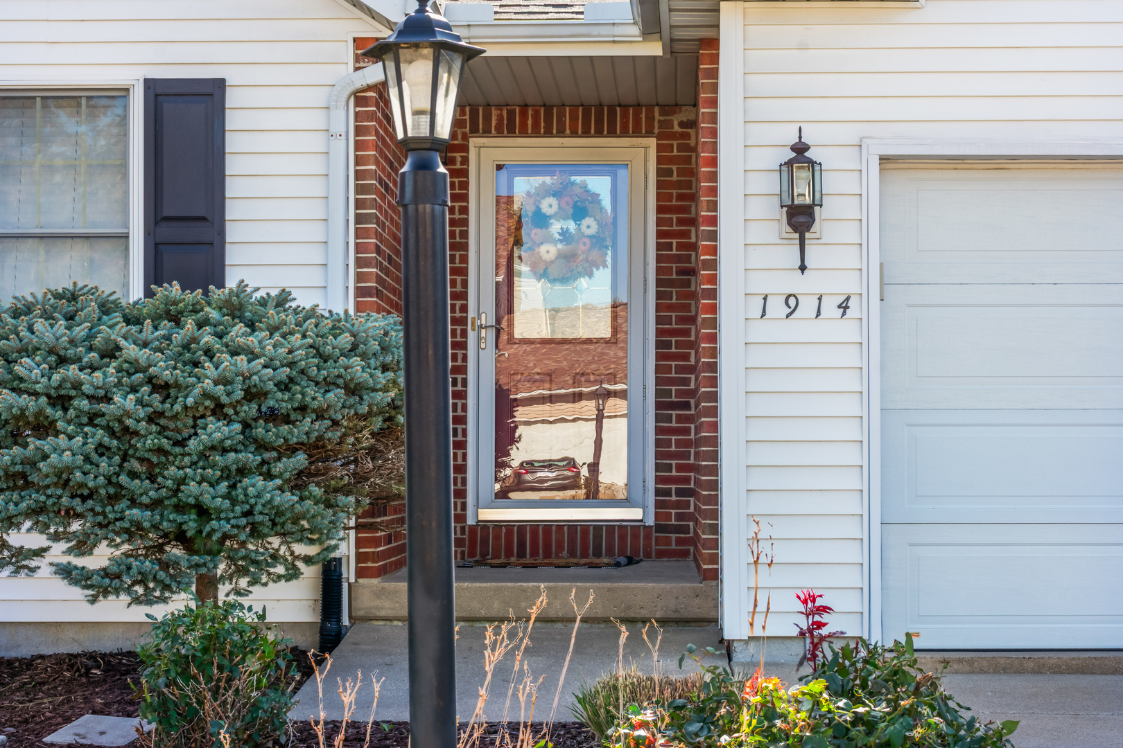 1914 Cobblestone Washington, IL 61571 - Photo 8 of 33 a front view of a house with a garden