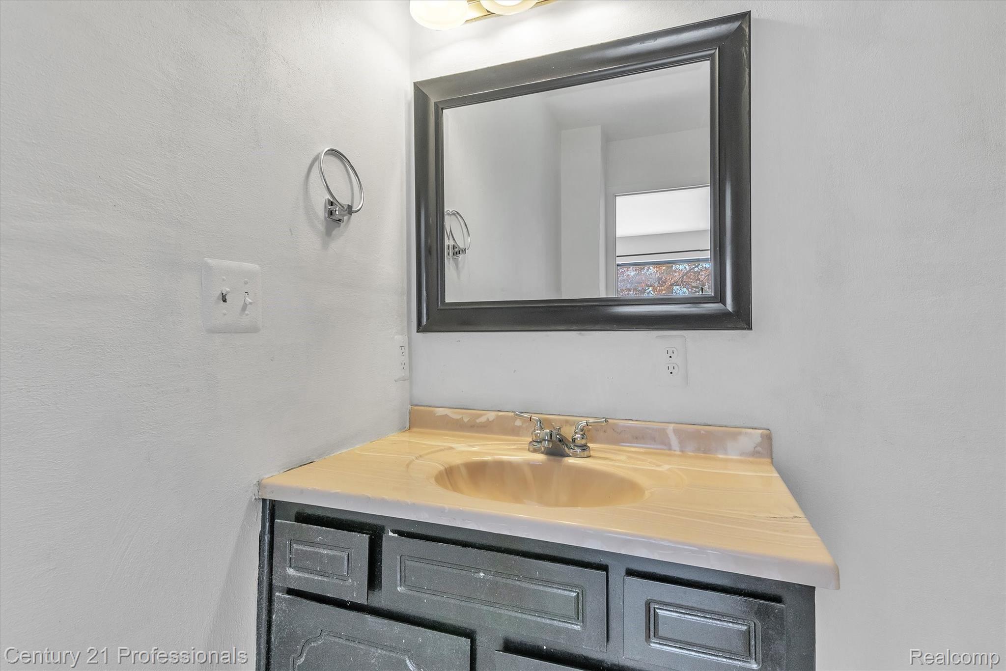 637 Oakbrook West Rochester, MI 48307 - Photo 20 of 45 30-637-Oakbrook-WindowStill-Real-Estate-Photography-31.jpg