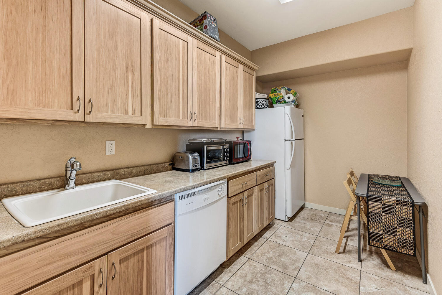 60470 Arnold Market Road Bend, OR 97702 - Photo 38 of 53 Main floor kitchenette