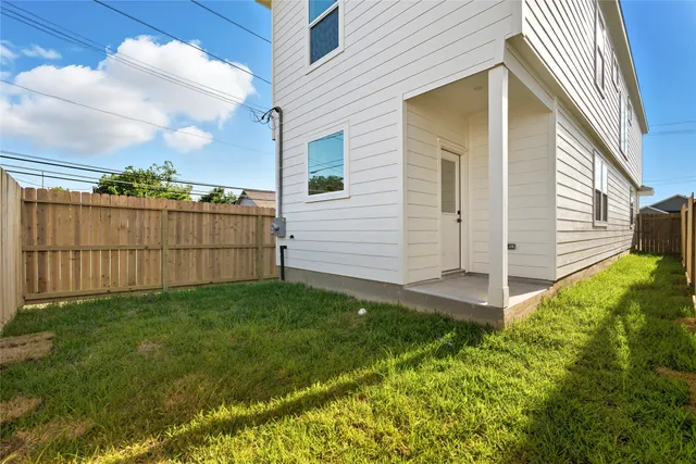 a view of backyard with pathway