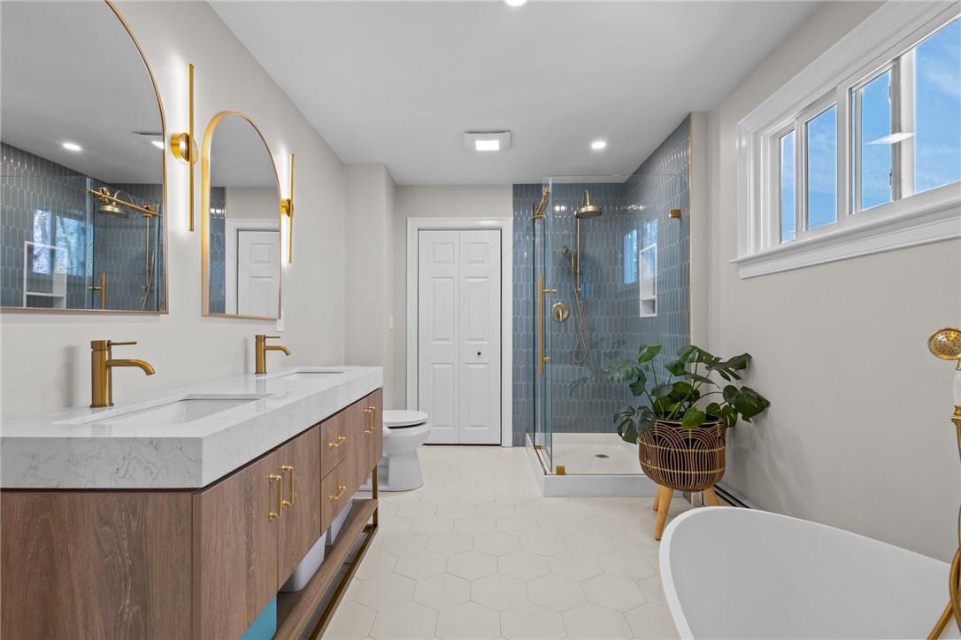 168 Washington Road Barrington, RI 02806 - Photo 31 of 43 En suite - beautiful!