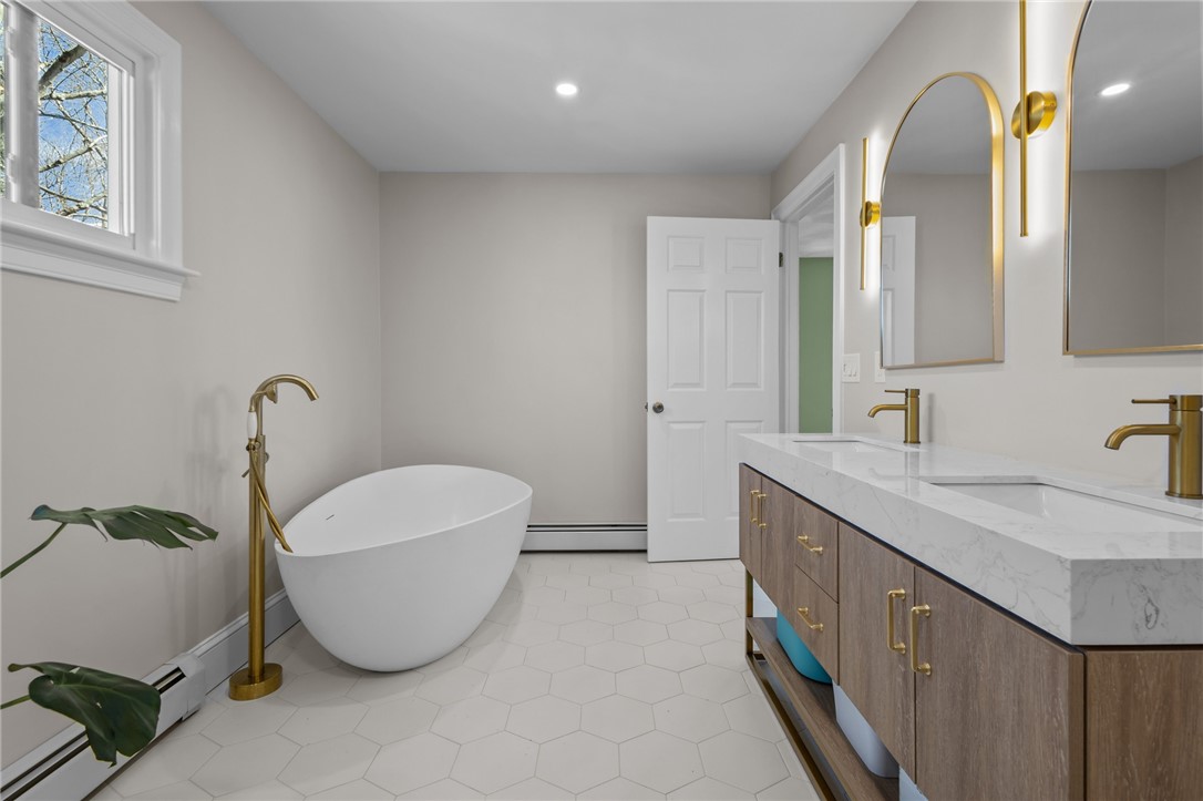 168 Washington Road Barrington, RI 02806 - Photo 33 of 43 En suite - soaking tub