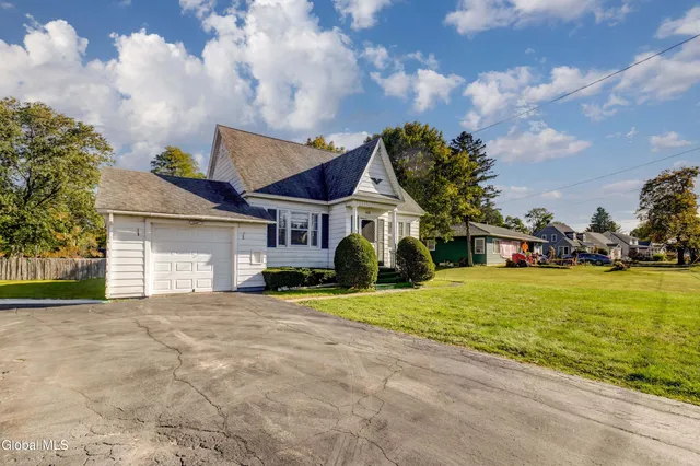 $199,999 | 1401 Midline Road, Amsterdam, NY 12010