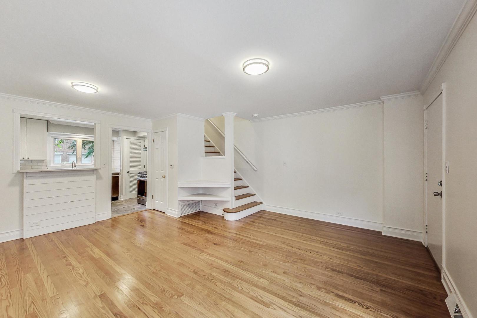 503 Ridge Road, Unit 503 Wilmette, IL 60091 - Photo 3 of 19 a view of a living room