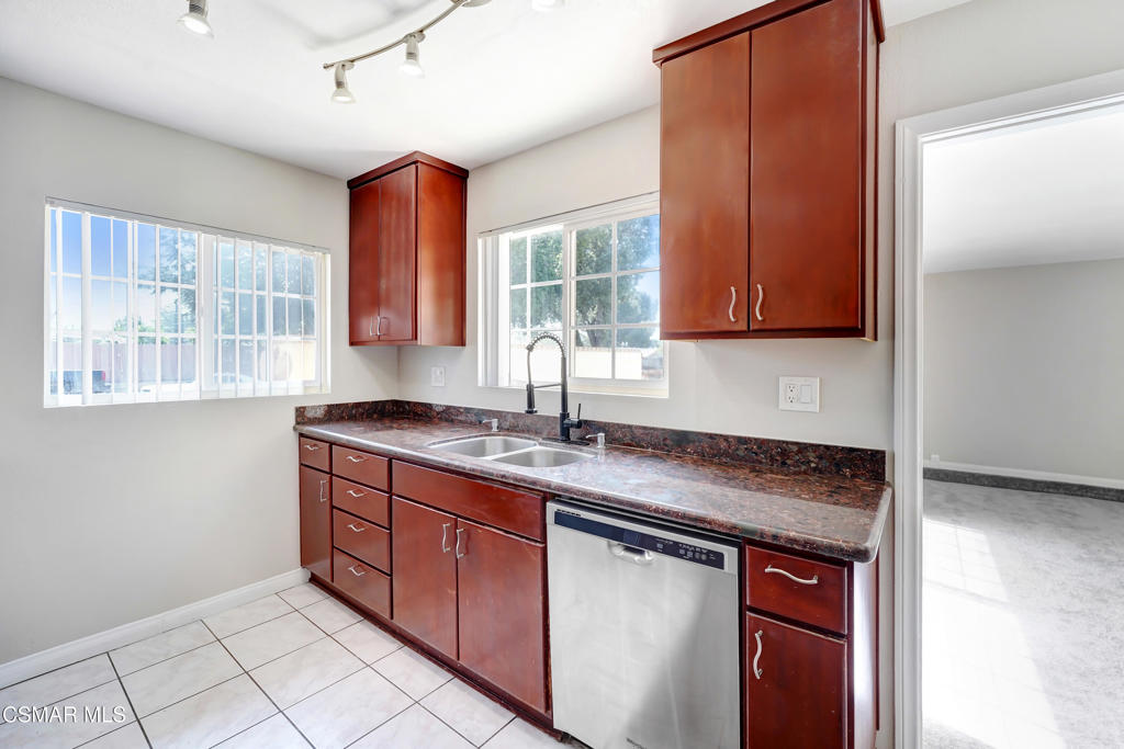 2391 Heather Street Simi Valley, CA 93065 - Photo 9 of 21