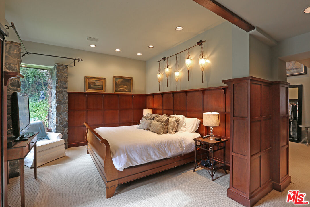 2673 Mandeville Canyon Road Los Angeles, CA 90049 - Photo 14 of 28