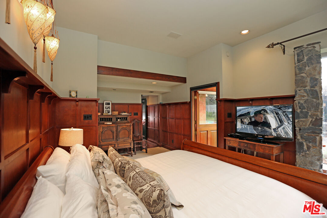 2673 Mandeville Canyon Road Los Angeles, CA 90049 - Photo 16 of 28