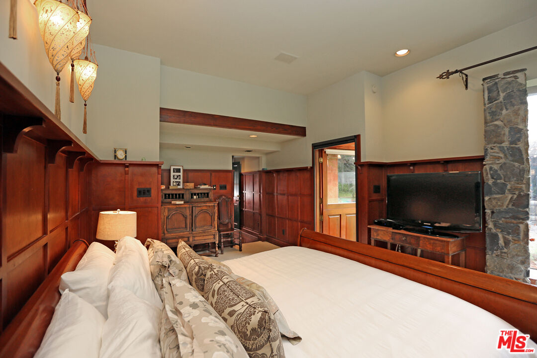 2673 Mandeville Canyon Road Los Angeles, CA 90049 - Photo 17 of 28