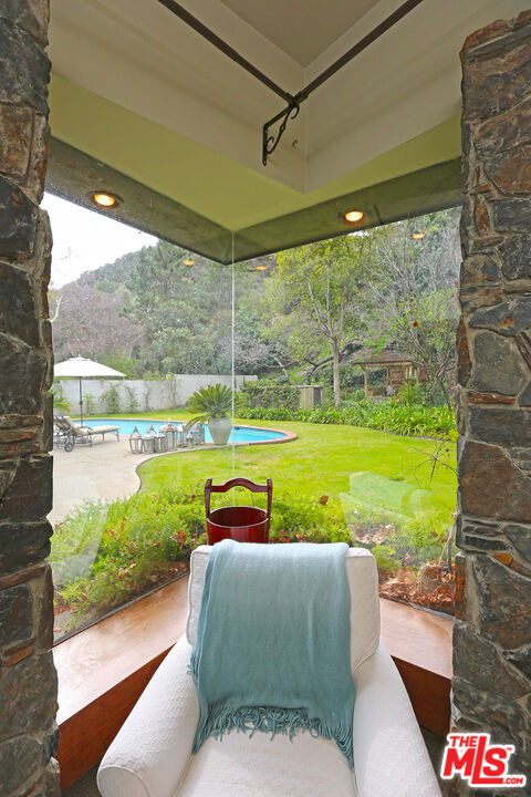 2673 Mandeville Canyon Road Los Angeles, CA 90049 - Photo 18 of 28