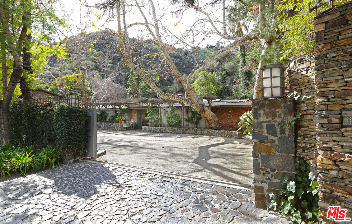 2673 Mandeville Canyon Road Los Angeles, CA 90049 - Photo 2 of 28