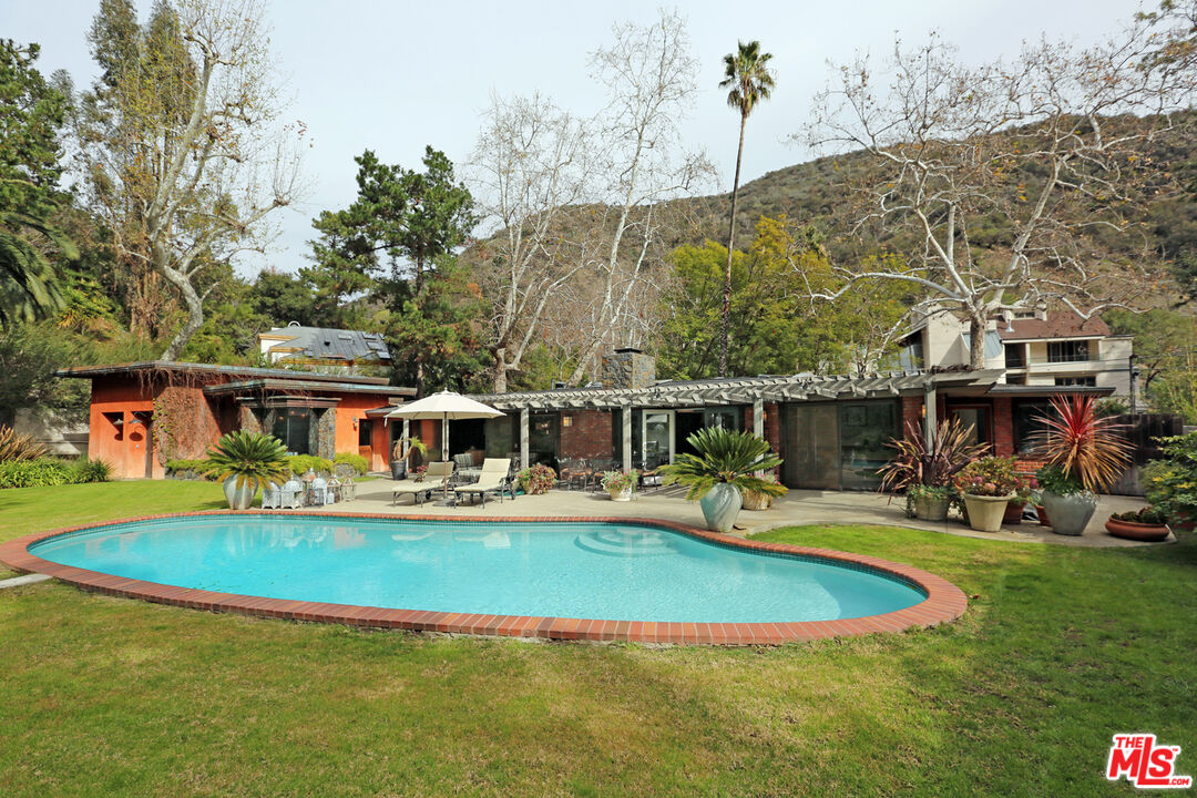 2673 Mandeville Canyon Road Los Angeles, CA 90049 - Photo 23 of 28