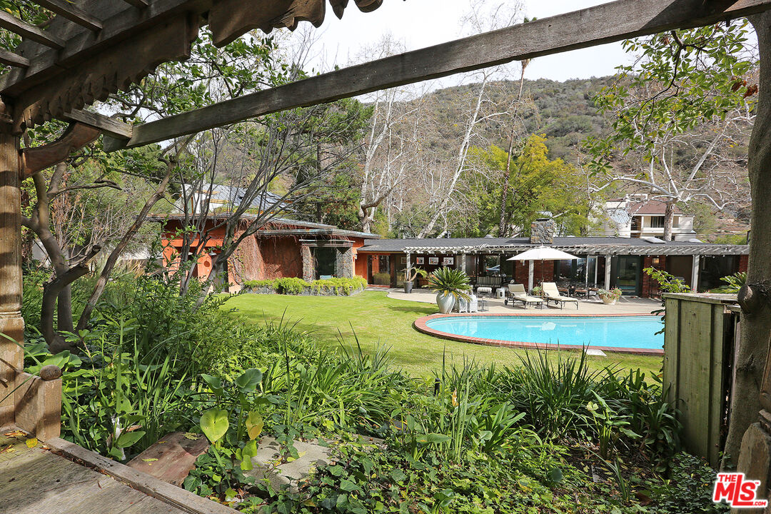 2673 Mandeville Canyon Road Los Angeles, CA 90049 - Photo 24 of 28