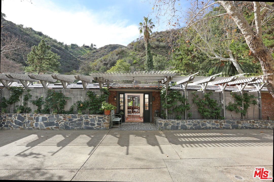 2673 Mandeville Canyon Road Los Angeles, CA 90049 - Photo 3 of 28