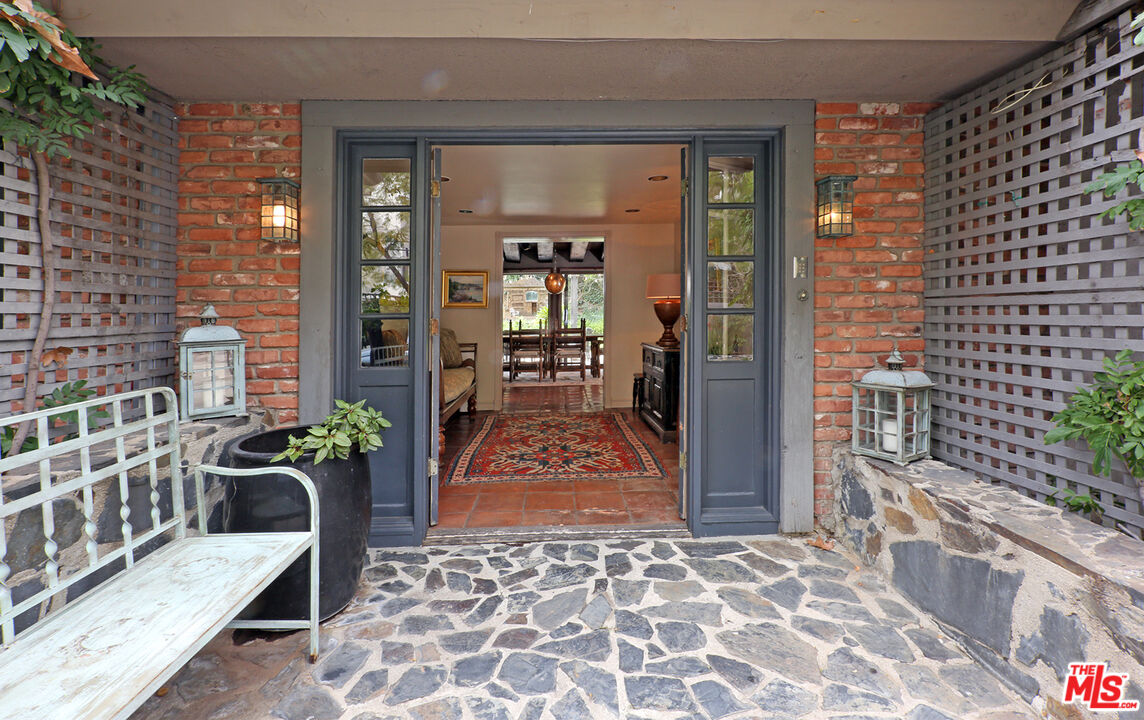 2673 Mandeville Canyon Road Los Angeles, CA 90049 - Photo 4 of 28