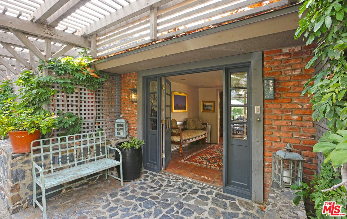 2673 Mandeville Canyon Road Los Angeles, CA 90049 - Photo 5 of 28
