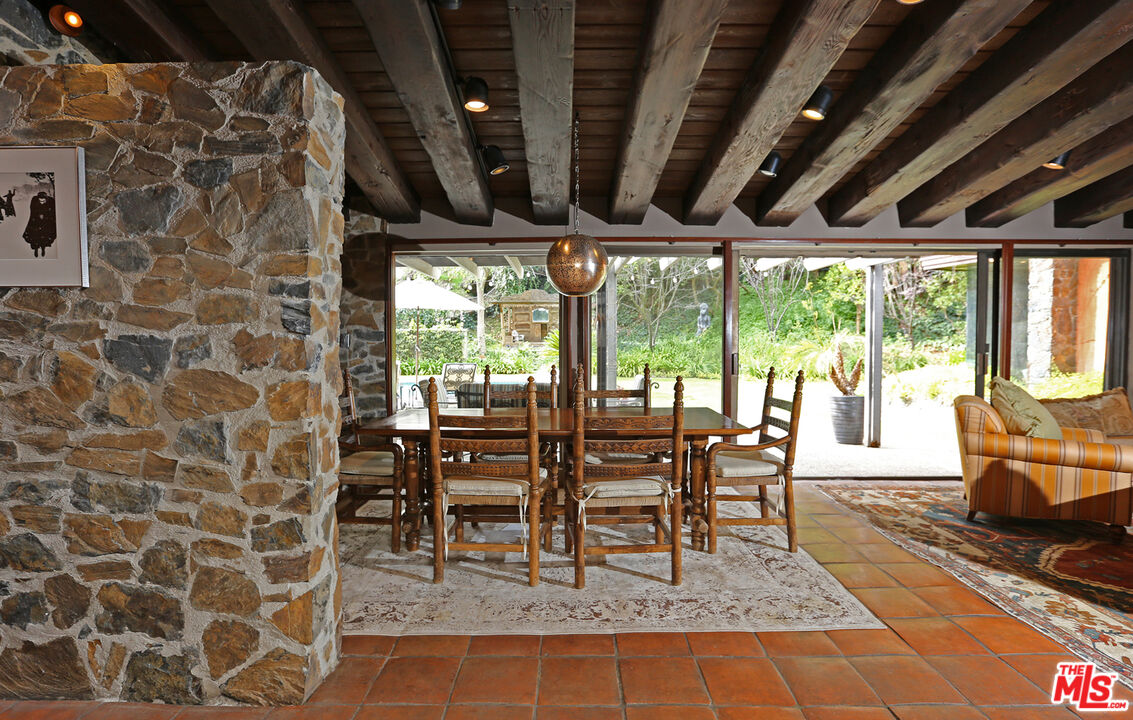 2673 Mandeville Canyon Road Los Angeles, CA 90049 - Photo 6 of 28