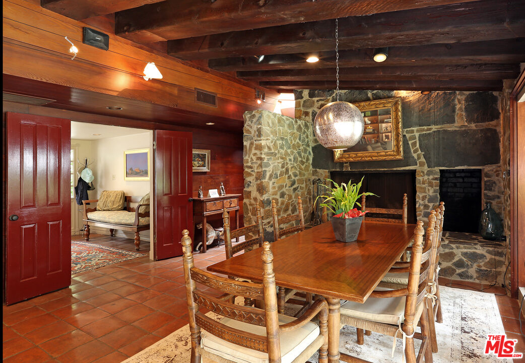 2673 Mandeville Canyon Road Los Angeles, CA 90049 - Photo 10 of 28