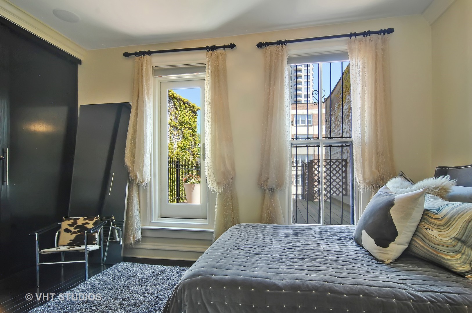 2017 North Sedgwick Street Chicago, IL 60614 - Photo 11 of 30 a bedroom with a bed and a window