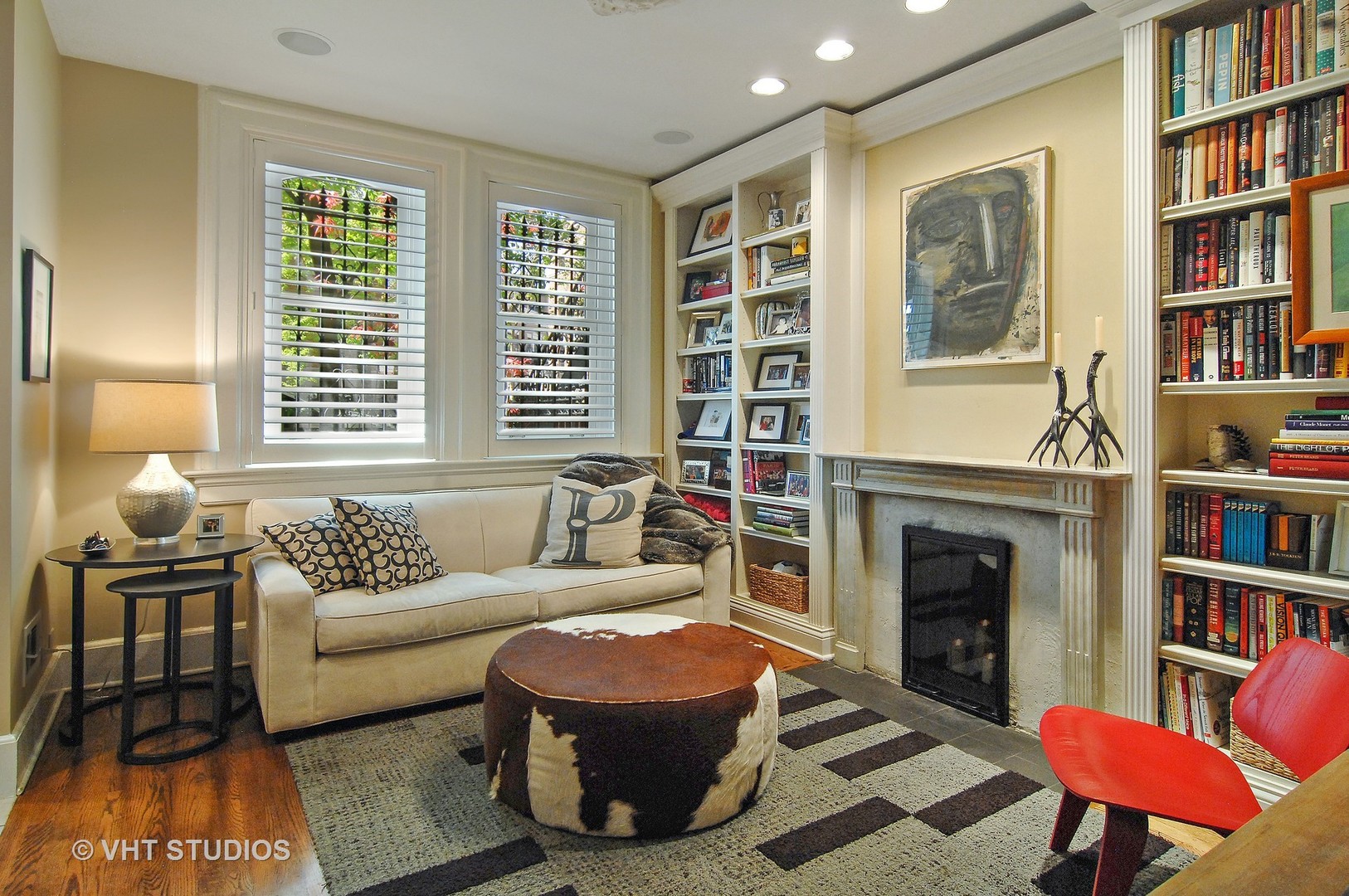 2017 North Sedgwick Street Chicago, IL 60614 - Photo 19 of 30 a living room with furniture and a book shelf