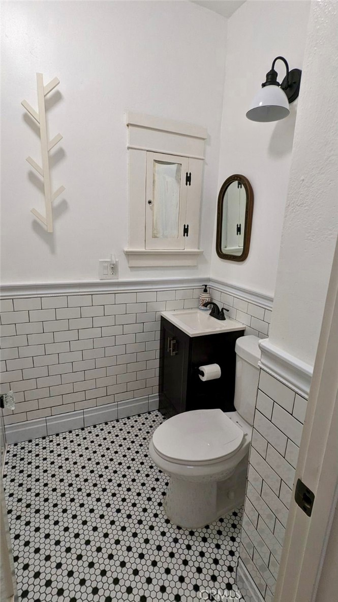354 Chestnut Avenue, Unit 2 Long Beach, CA 90802 - Photo 12 of 25 a bathroom with a toilet a sink and mirror
