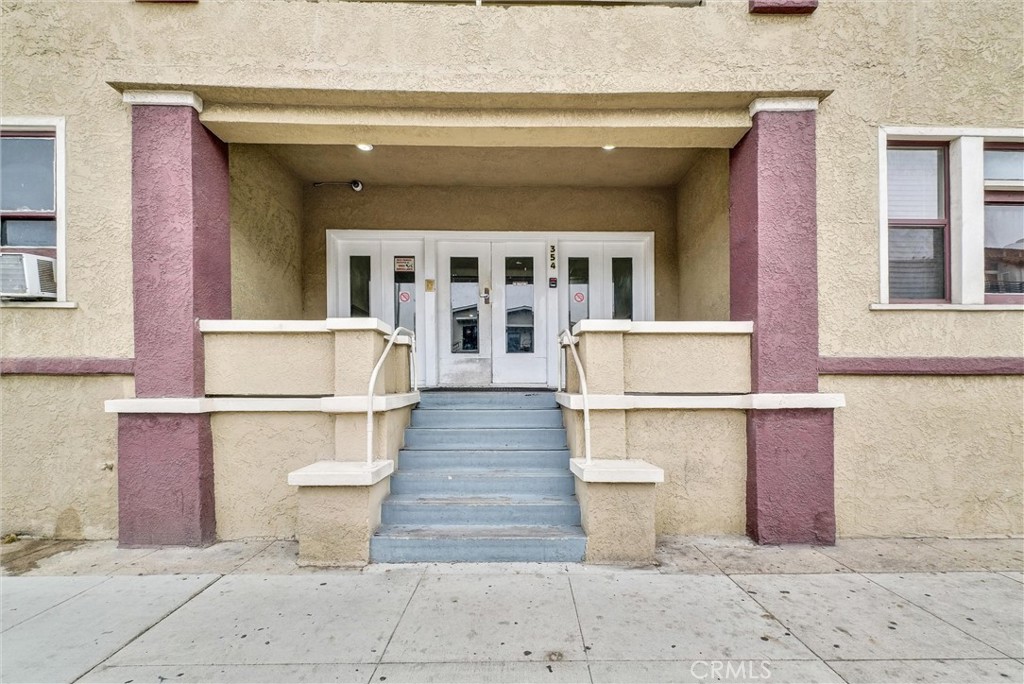 354 Chestnut Avenue, Unit 2 Long Beach, CA 90802 - Photo 15 of 25 a view of a patio with table and chairs