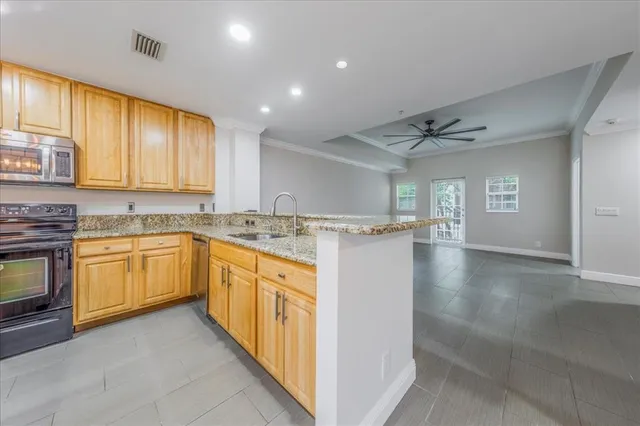 a view of entryway and kitchen