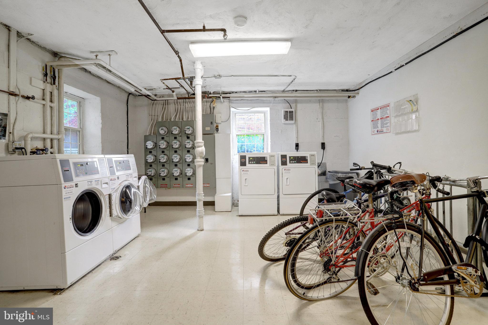 1307 North Ode Street, Unit 424 Arlington, VA 22209 - Photo 12 of 14 a view of a livingroom with furniture a chandelier