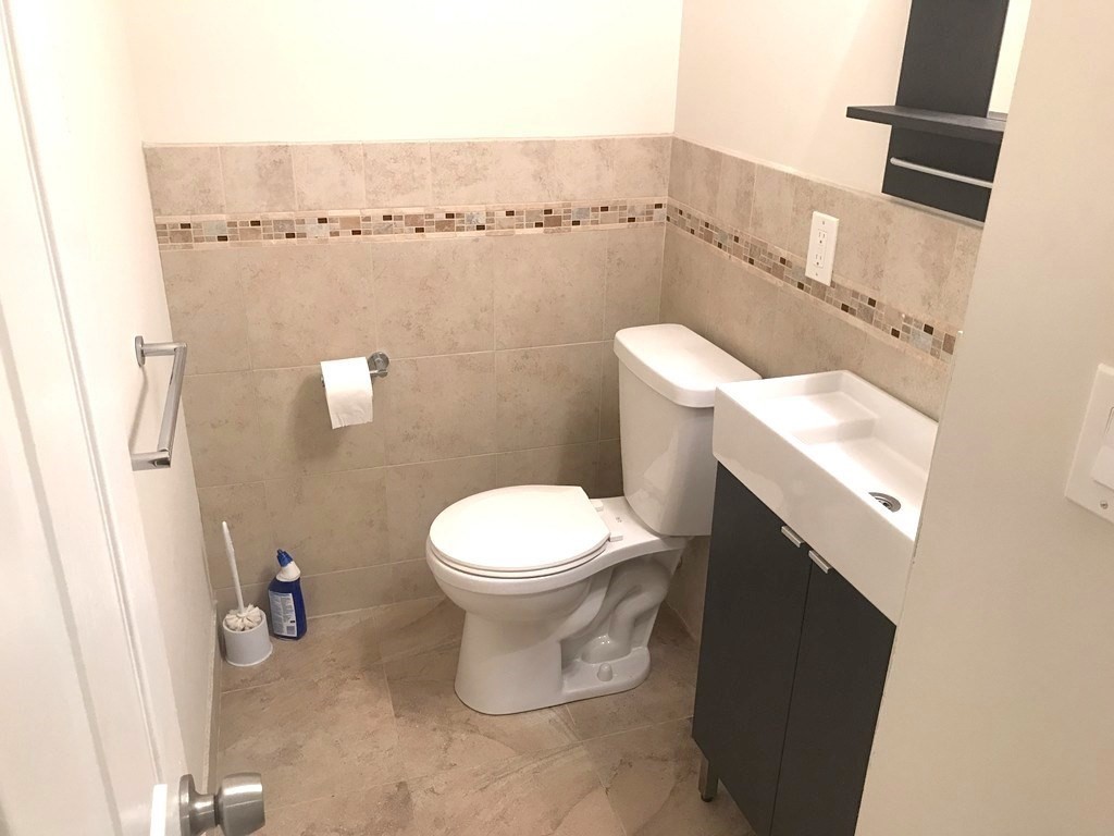 22 Chestnut Place, Unit 403 Brookline, MA 02445 - Photo 7 of 11