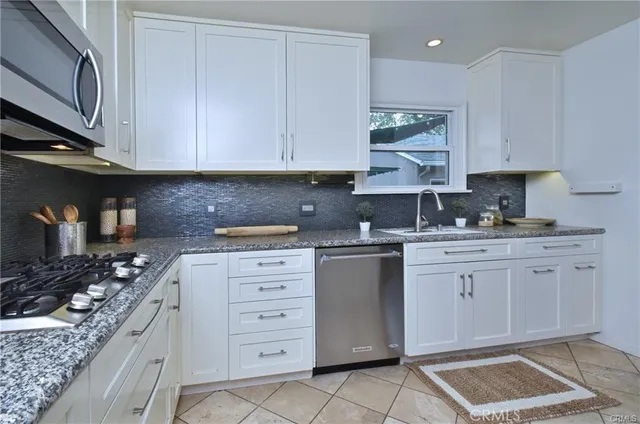 $6,200 | 14018 Hesby Street, Sherman Oaks, CA 91423