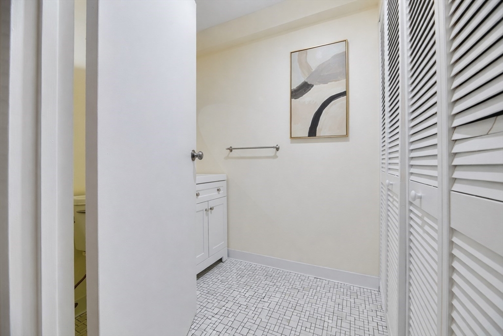321 Harvard Street, Unit 307 Cambridge, MA 02139 - Photo 17 of 26 a picture of a room