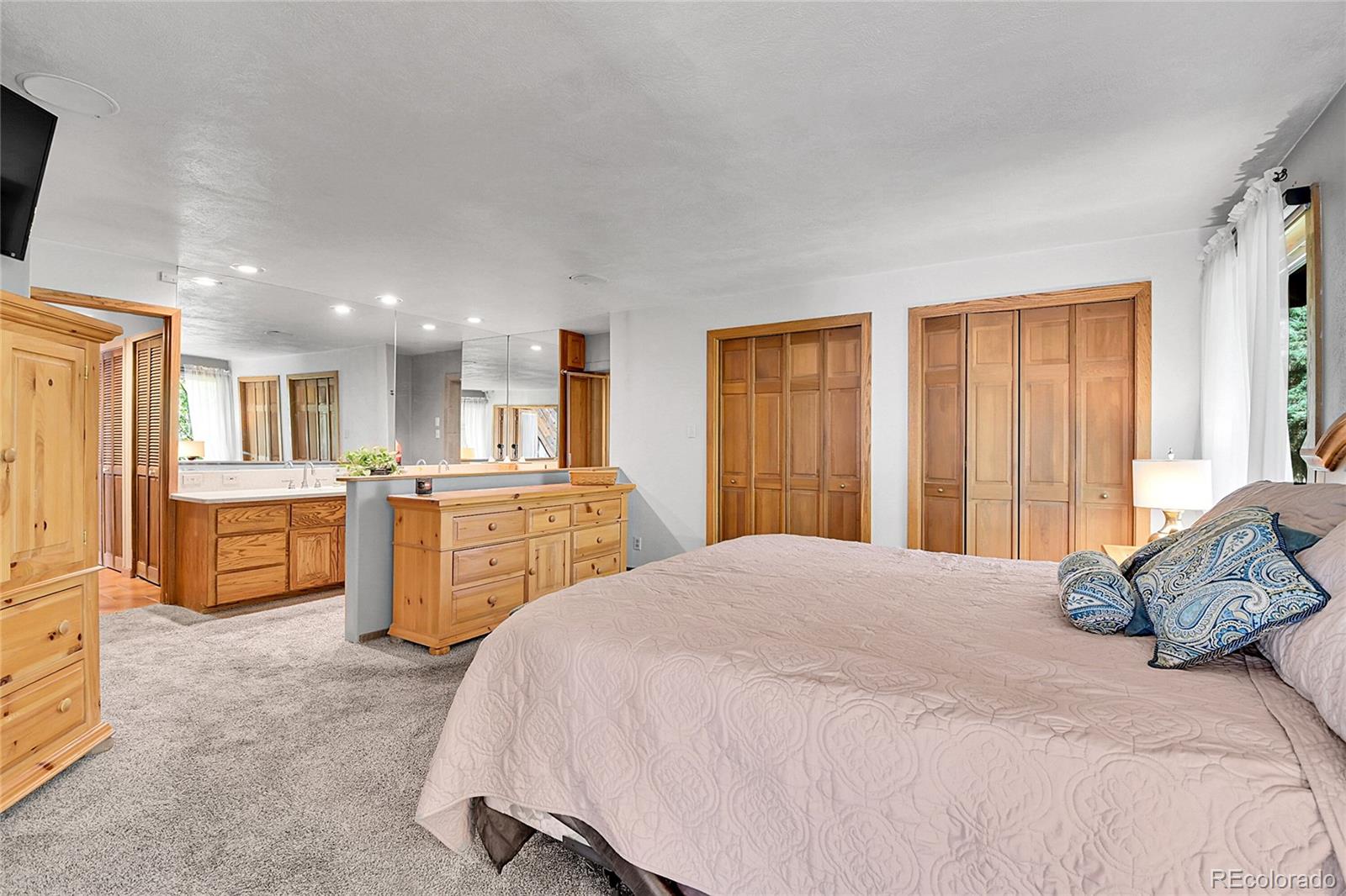13082 South Wamblee Valley Road Conifer, CO 80433 - Photo 35 of 46 a bed room with a bed and a view of kitchen
